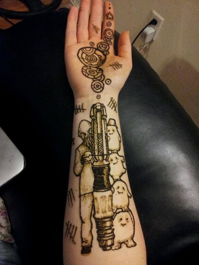 fantastico nero e bianco colorato alieni henne" tatuaggio su braccio