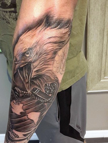 fantastico nero e bianco aquila tatuaggio su braccio