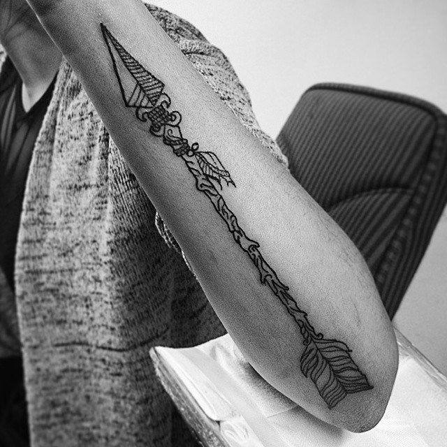 Tatuaje en el antebrazo, saeta india de madera