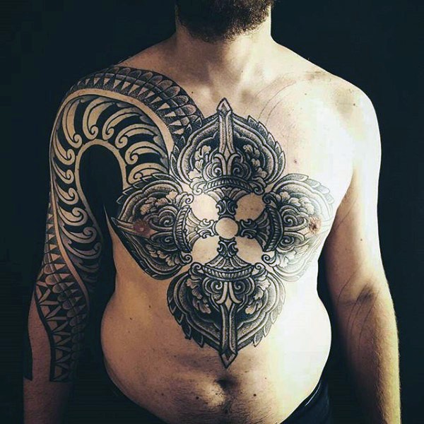 Fantástica tinta preta enorme tatuagem de ornamentos medievais no peito e ombro