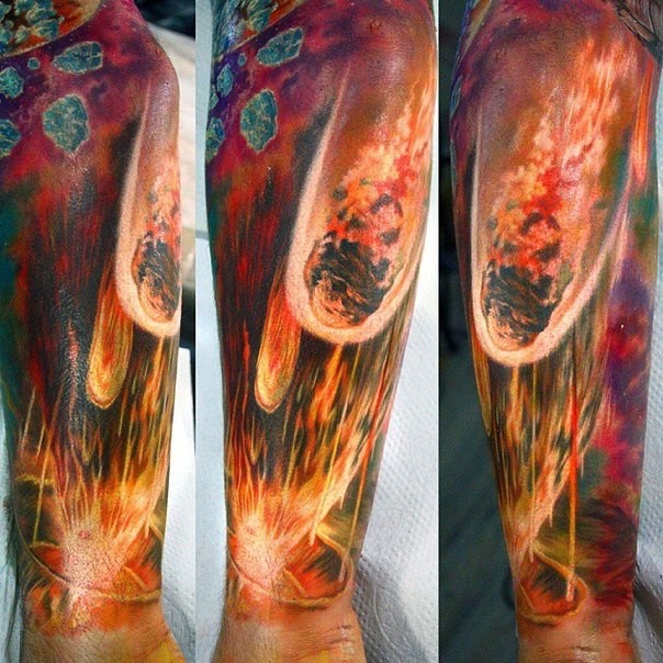 Fantastisches farbiges im Realismus Stil Unterarm Tattoo mit Meteorschauer