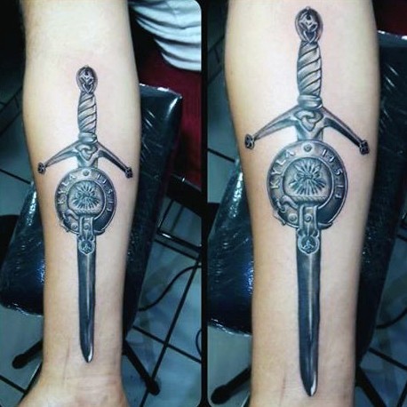 Tatuaje en el antebrazo, espada medieval con escudo pequeño