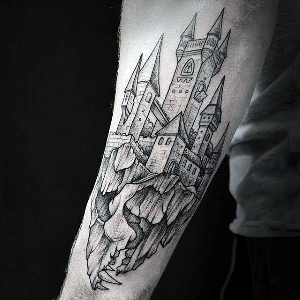 Tatuaje en el antebrazo, castillo antiguo  negro blanco