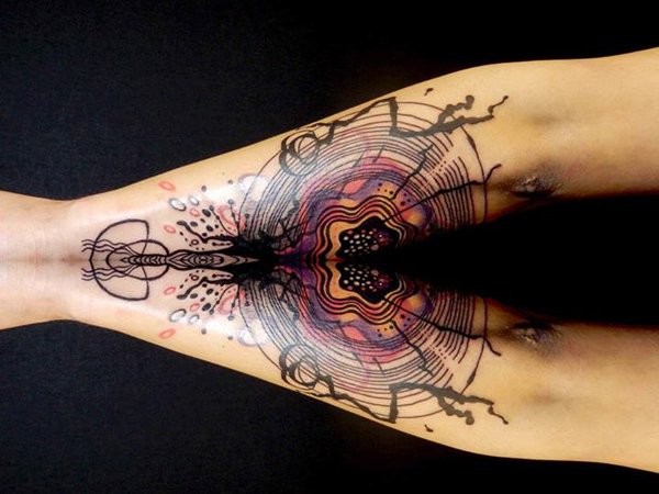 Tatuaje en el antebrazo,
ornamento abstracto maravilloso de varios colores