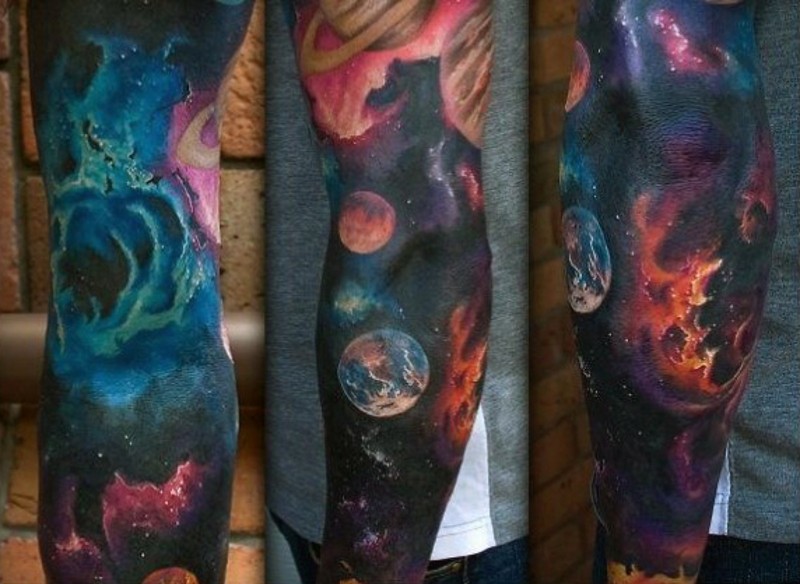 Tatuaje en la pierna, cosmos misterioso multicolor