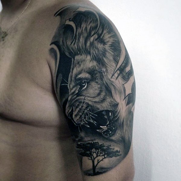 Tatuaje en el brazo,
 león lindo salvaje y árbol, colore negro y blanco