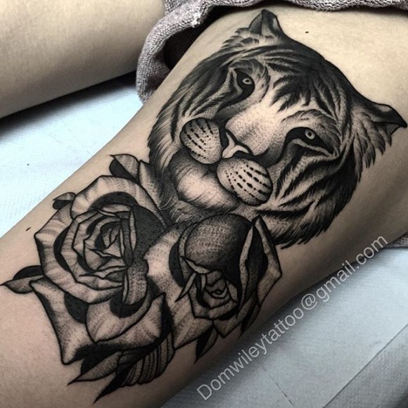 Fantástica tatuagem de coxa estilo ponto de cabeça de tigre com rosas