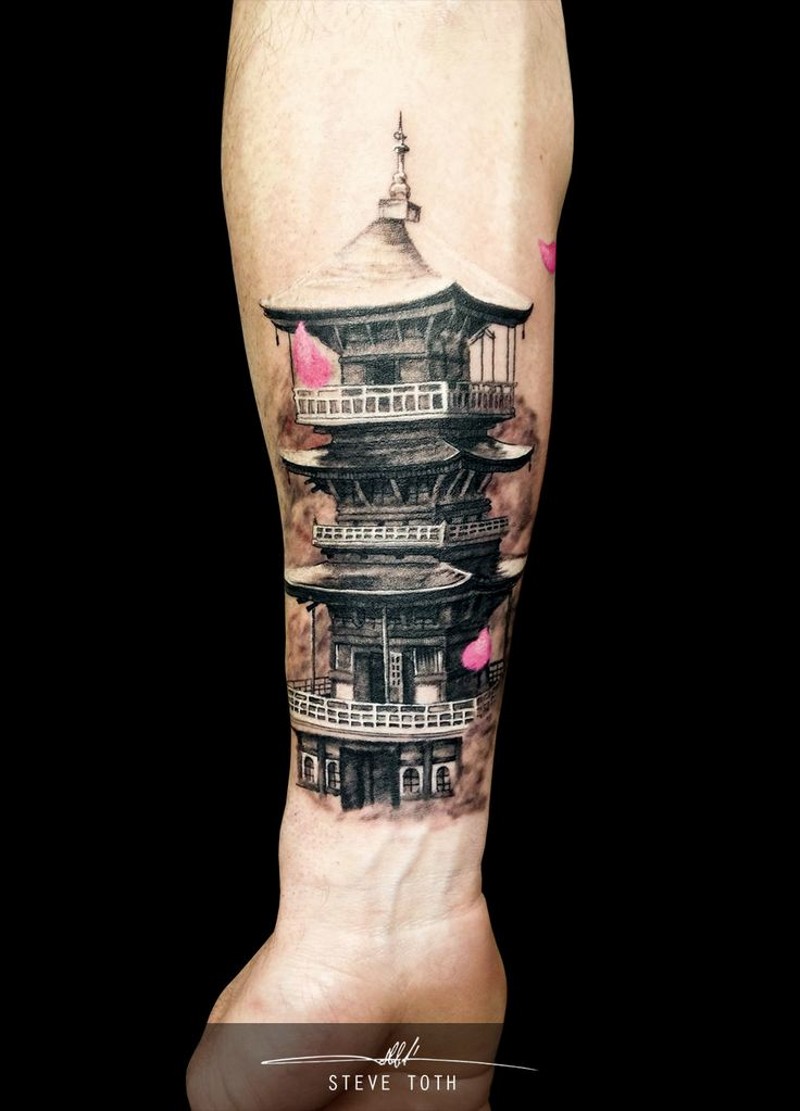 Fantastisches natürlich aussehendes farbiges Unterarm Tattoo mit antikem asiatischem Tempel