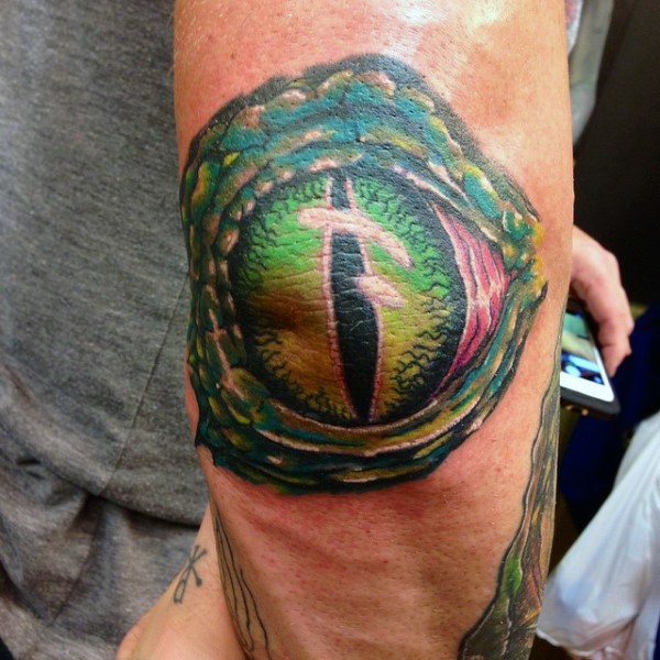 Tatuaje  de ojo verde grande de dragón