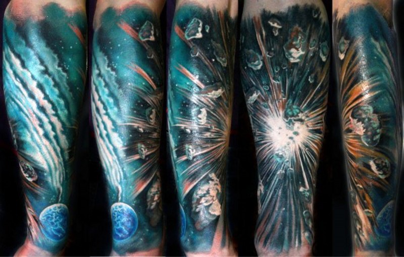 Tatuaje en el antebrazo, explosión cósmica magnífica