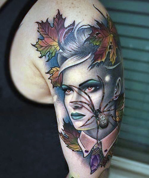 Tatuaje en el brazo,
mujer luminosa con araña en su cara y hojas de arce
