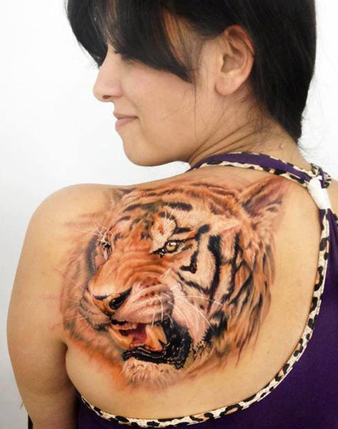 fantastico dipinto naturale colorato tigre agressivo tatuaggio su spalla