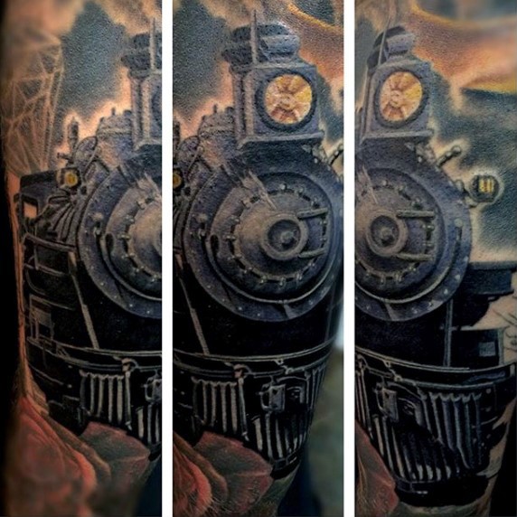 Tatuaje en el brazo, tren de vapor grande negro