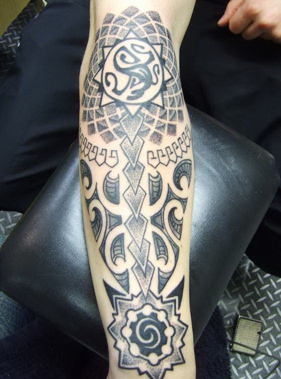 Tatuaje  maorí  divino en el antebrazo