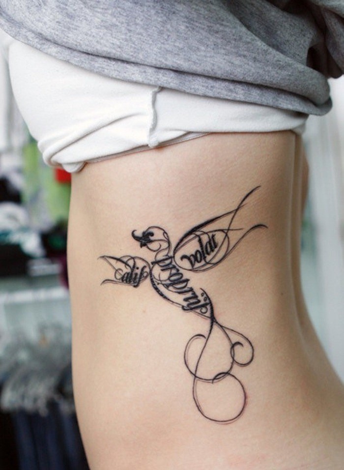 Tatuaje en el costado, ave pintada de líneas rizadas