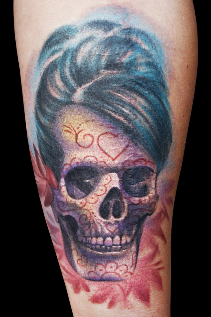 Tatuaje en la pierna, cráneo con cabellera