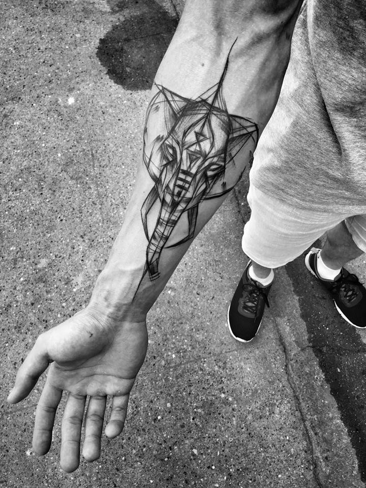 Tatuagem de antebraço estilo fantasia preta de elefante com símbolo de Inez Janiak