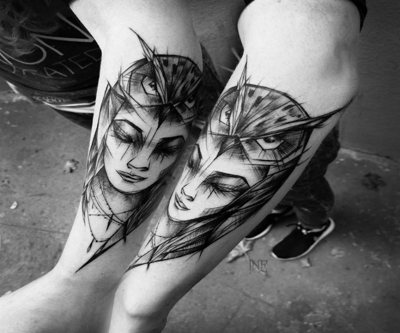 Inchiostro nero stile fantasy dipinto da Inez Janiak tatuaggio a braccio di donna con elmetto di gufo