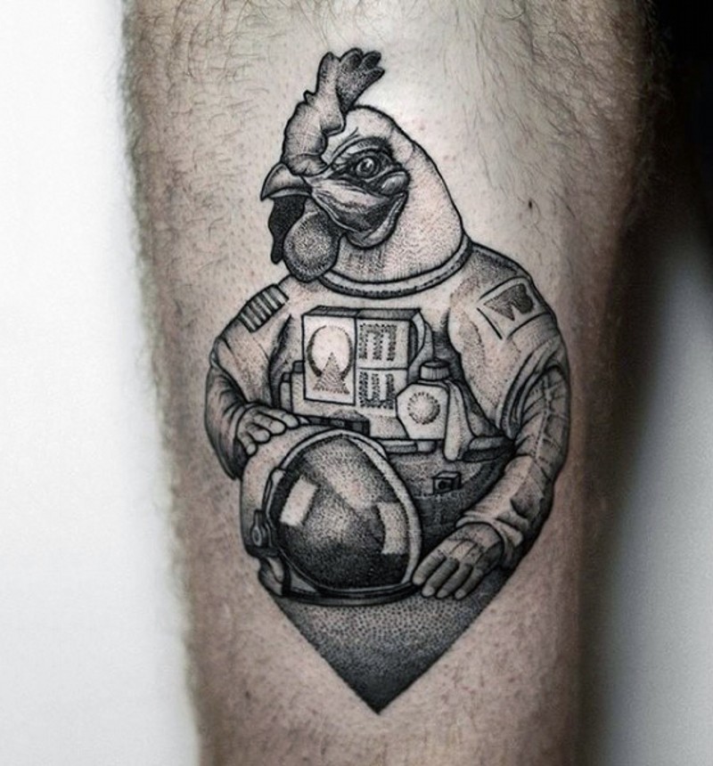 Tatuaje  de gallo surrealista en el traje de astronauta
