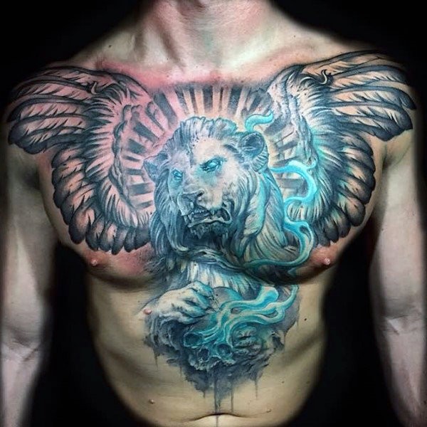 Tatuagem colorida do peito e da barriga do estilo da fantasia do leão com asas do anjo