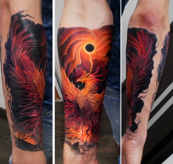 Tatuaggio avambraccio colorato di stile fantasy di un bellissimo uccello fenice