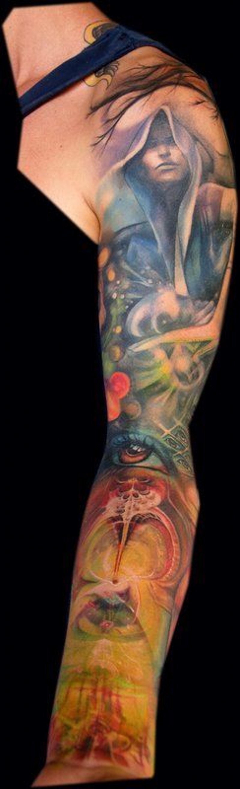 Tatuaje en el brazo completo, bruja en el bosque, diseño fantástico