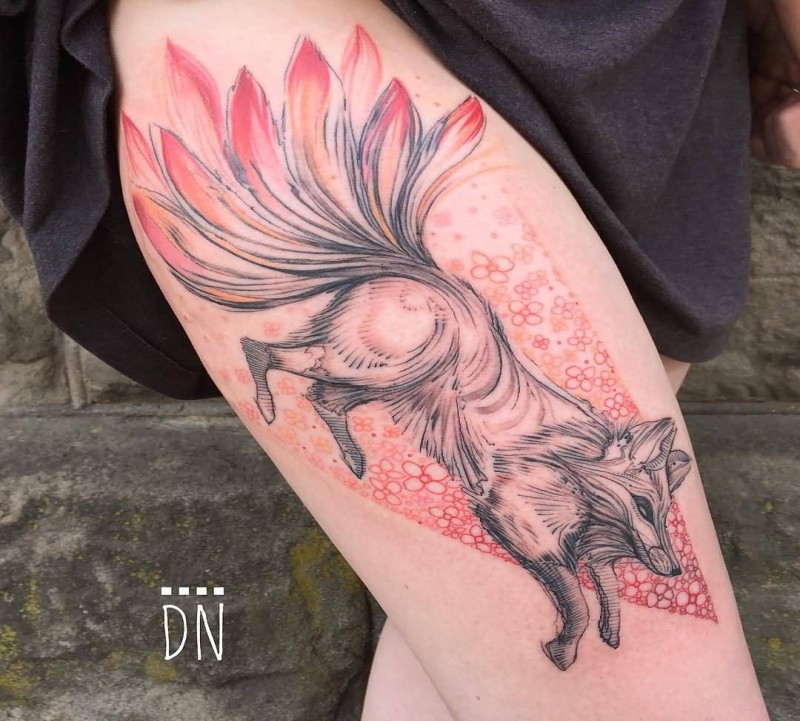 Fantasía con el tatuaje de Dino Nemec en el muslo de zorro