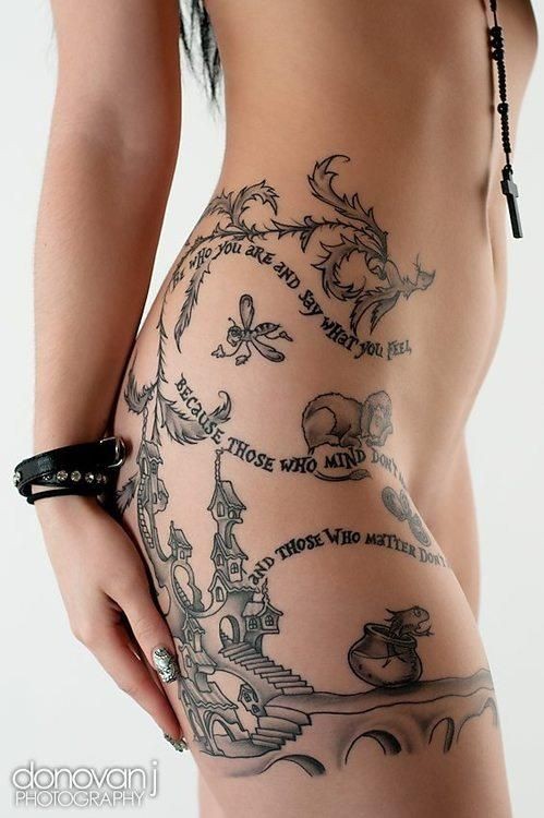 Fantasy-Welt mit Tieren und Schriftzug auf original gemalten Tattoo am Oberschenkel