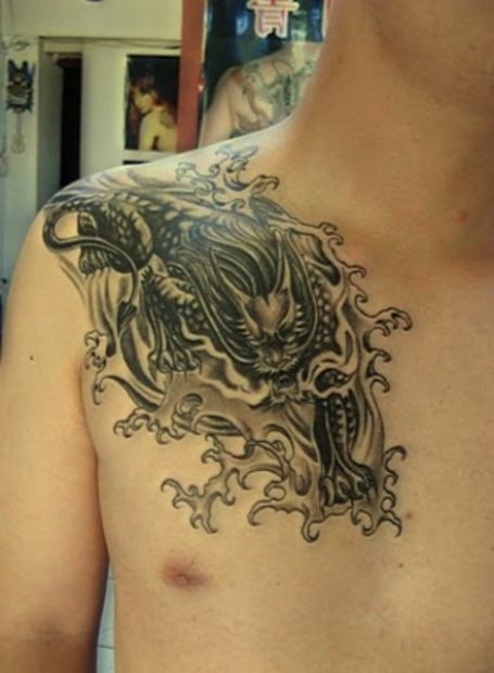 Tatuaje en el hombro, dragón temible en llamas, dibujo negro