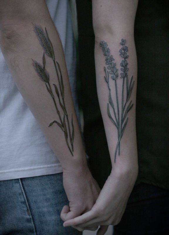 campo di erba sulle braccia tatuaggio per uomo e donne da Kirsten Holliday