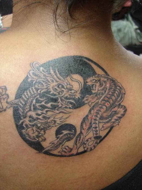 Tatuaje en la espalda, yin yang, tigre y dragón