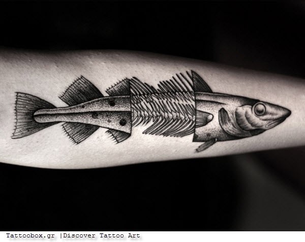 Tatuaje en el antebrazo, pez con su esqueleto en el centro