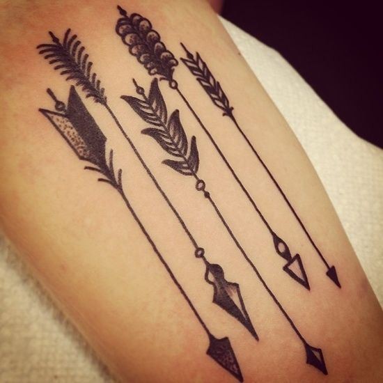 cinque diverse piccole frecce tribale tatuaggio su braccio
