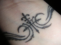 Tatuaje flor de lis tipo brazalete