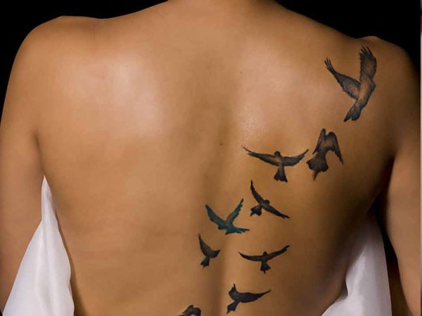 Tatuaggio sulla schiena gli uccelli che volano