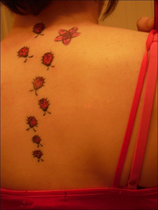 Tatuaje en la espalda, bandada de mariquitas