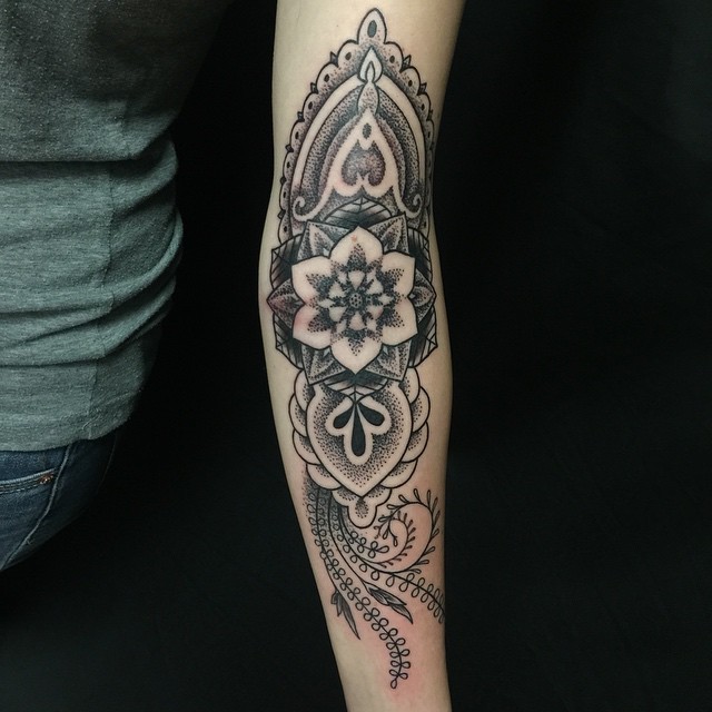 Tatuaggio floreale dipinto in stile dotwork sull&quotavambraccio