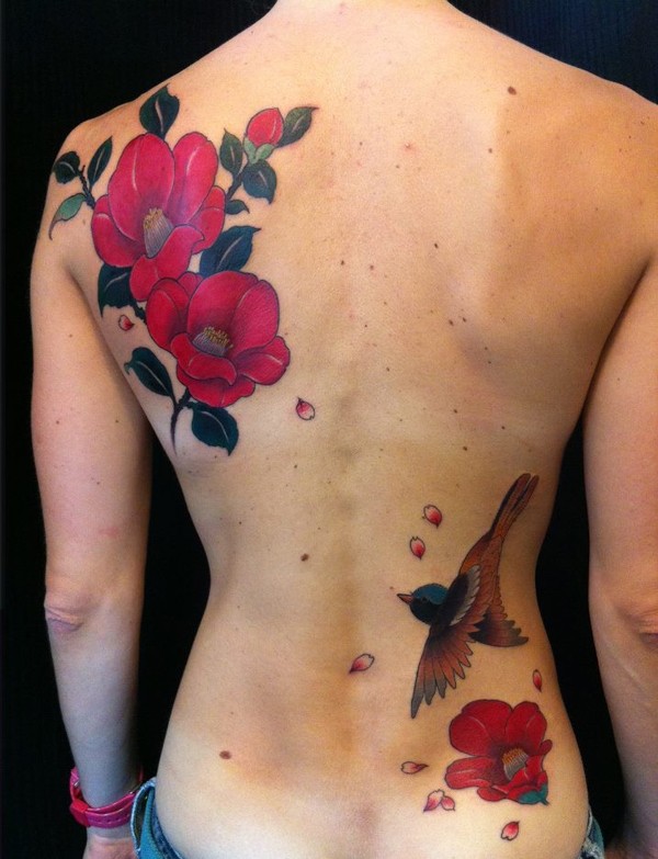 Tatuaggio colorato sulla schiena i fiori & l&quotuccello