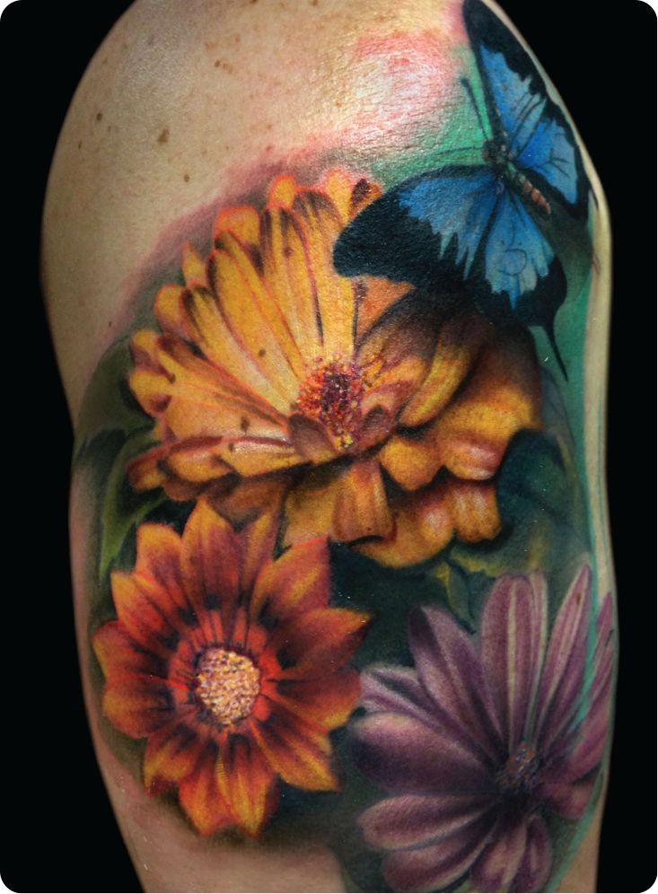 Tatuaggio colorato la farfalla & i fiori