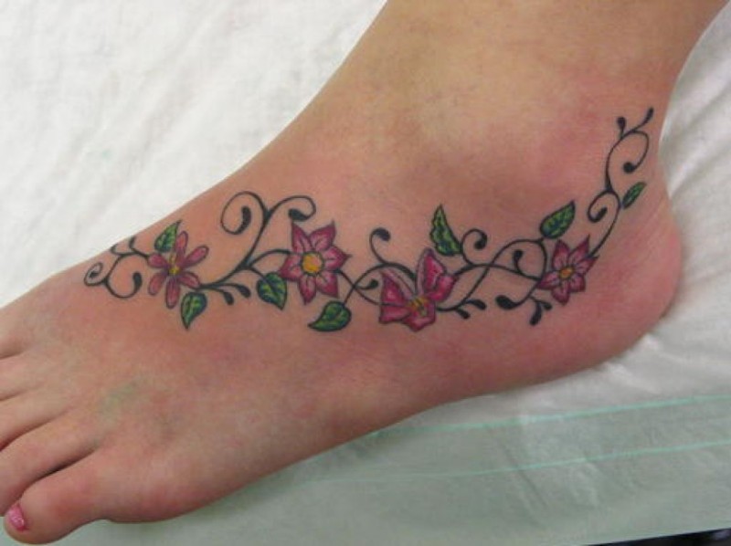 Tatuaje en el pie, flores de color brillante