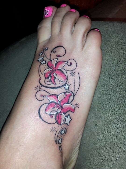 Tatuaje en el pie,
dos flores hermosas de colores rosa y blanco