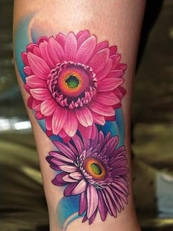 Tatuaje en el brazo, dos flores brillantes realistas