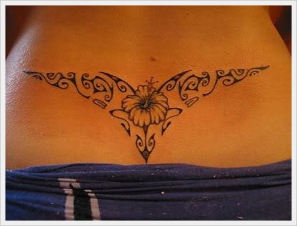 fiori con modello tatuaggio su parte bassa di schiena