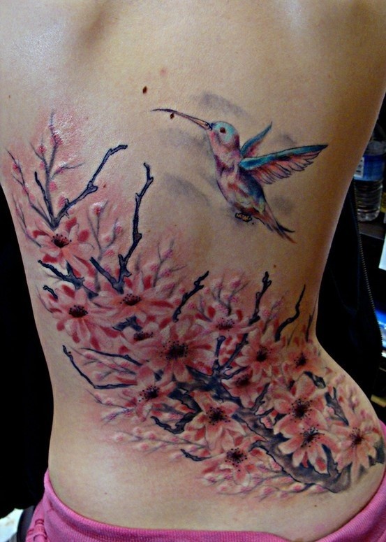 Tatuaje en la espalda, arbusto de flores hermosas, colibrí