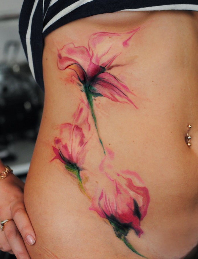 Tatuaggio sulla pancia i fiori colorati