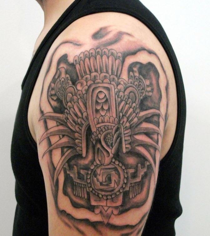 aquila volante e simbolo azteca tatuaggio sulla spalla