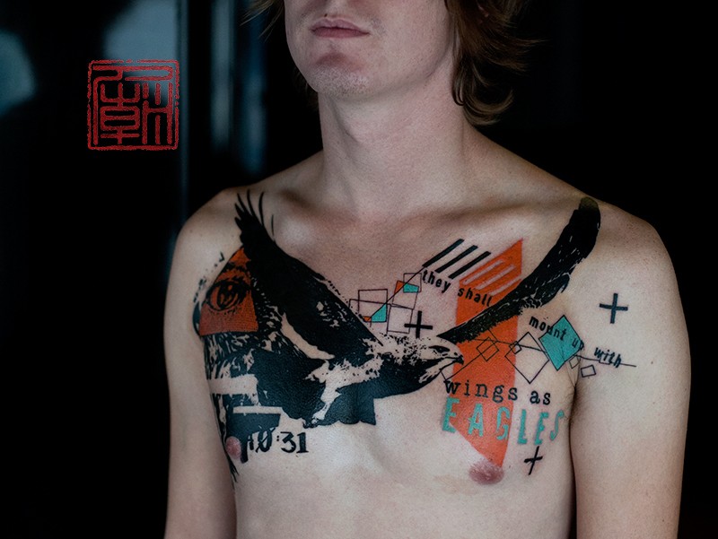 Fliegender Adler farbiges Brust Tattoo im Polka-Trash-Stil mit Schriftzug