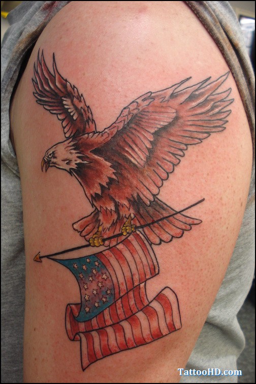Fliegender Adler mit Flagge usa Tattoo