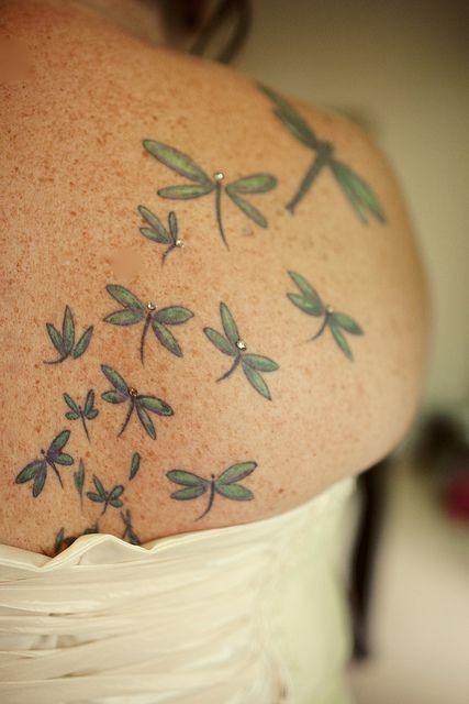 Fliegende kleine grüne Libelle Tattoo