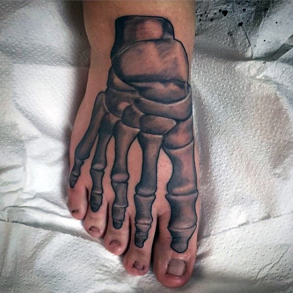 Tatuaje en el pie, huesos humanos extraños